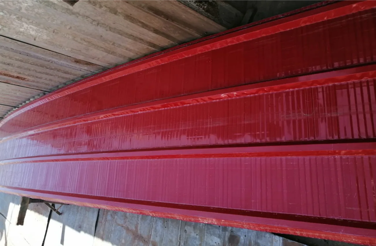 Detalle longitudinal de perfil TR4 curvo prepintado en rojo