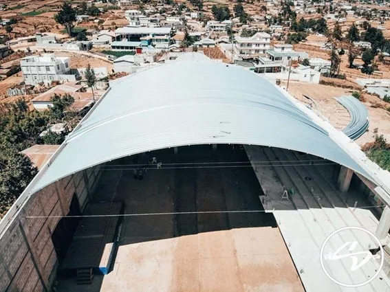 Cobertura curva de Aluzinc instalada