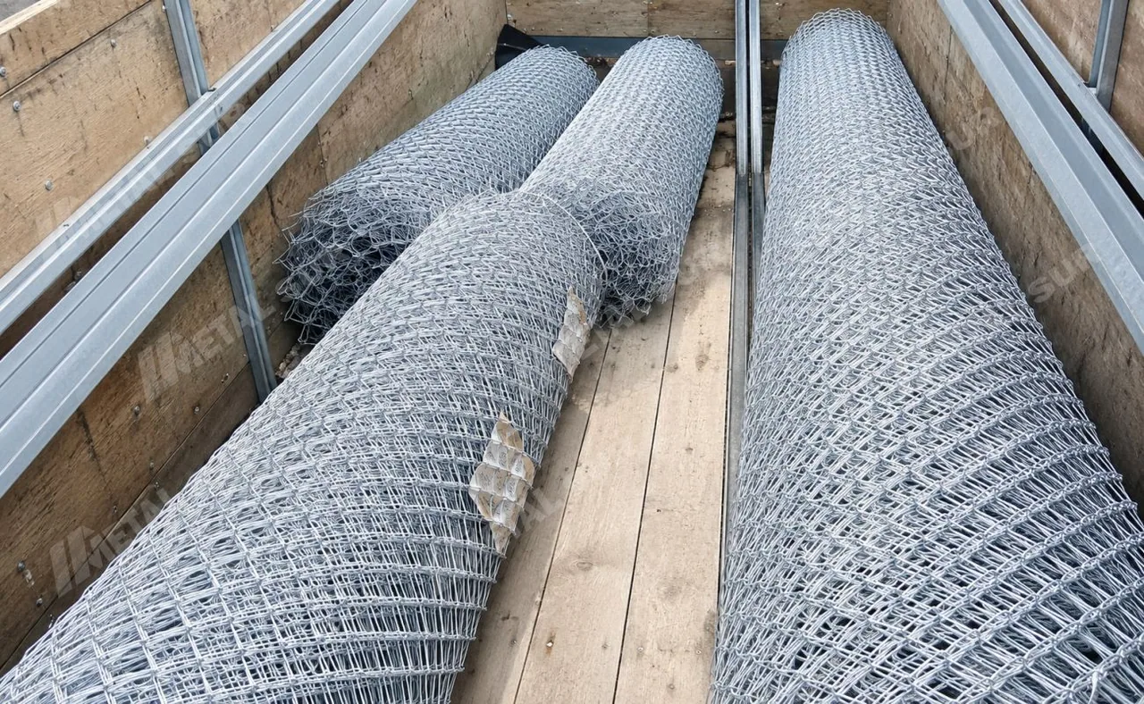 Detalle del tejido romboidal de malla olímpica galvanizada