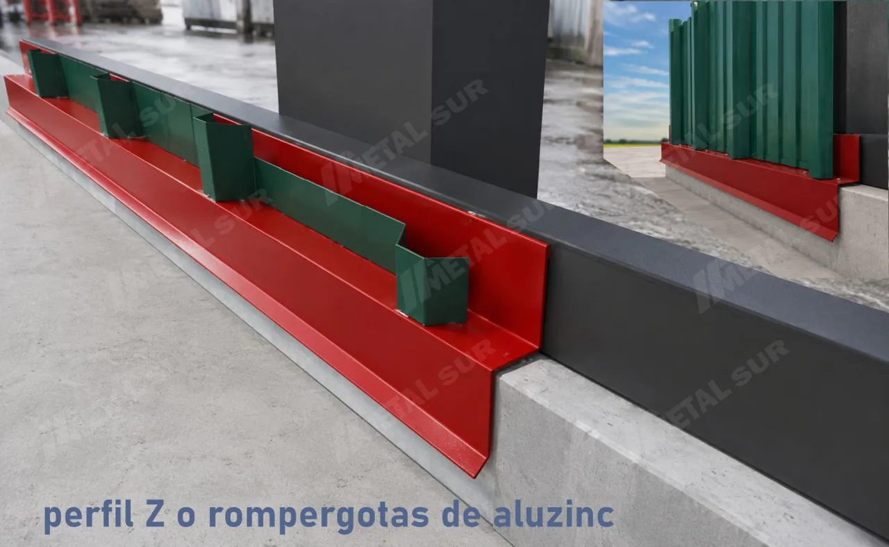 Rompegotas de Aluzinc instalado en la base de un cerramiento