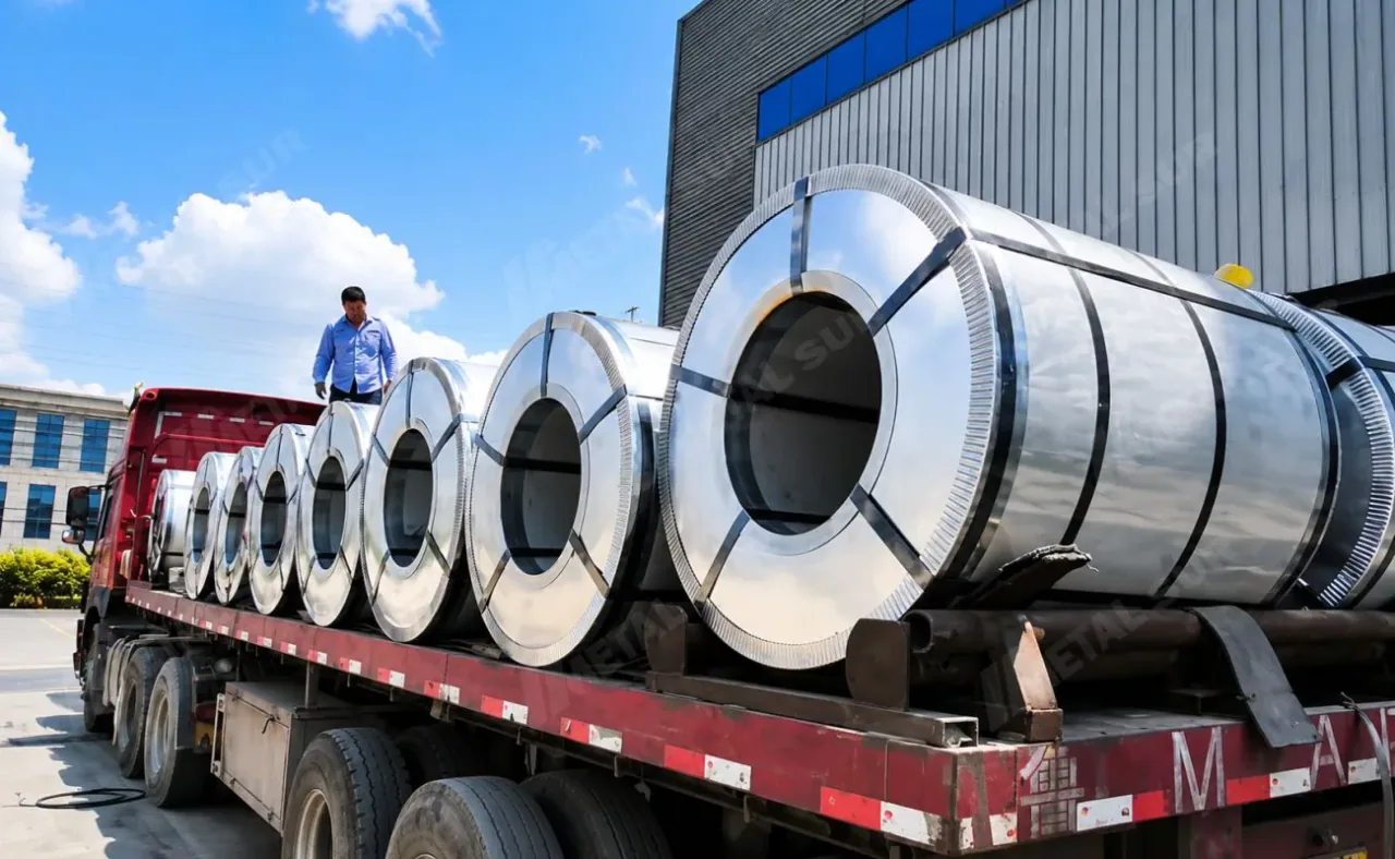 Bobinas de Aluzinc almacenadas en las instalaciones de METAL SUR