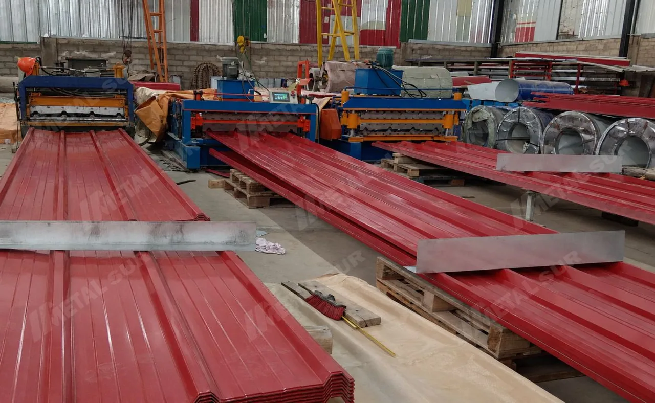 Máquinas perfiladoras trabajando Aluzinc en la planta de Metal Sur Arequipa